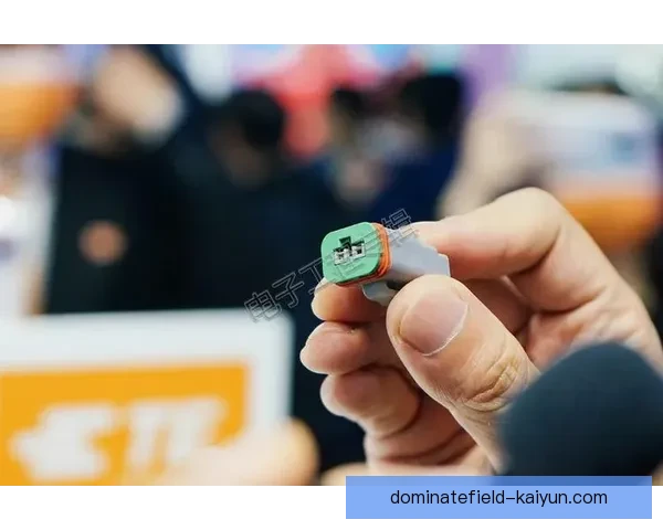 Vini 在高压防守中的表现值得关注，展现出较强的应对能力与策略调整。